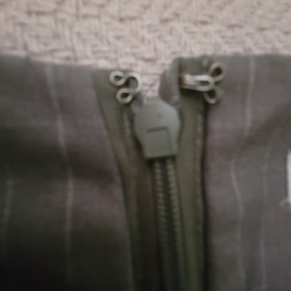 Gray with white pinstriped skirt. Slit on the back. Very classic. Size 10 - Picture 8 of 10